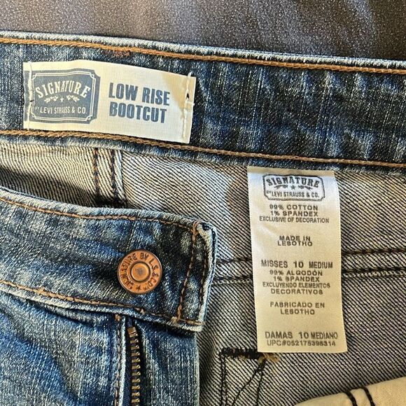 Levi’s signature low rise boot cut cotton jeans.  Size misses 10 medium. - Picture 5 of 7